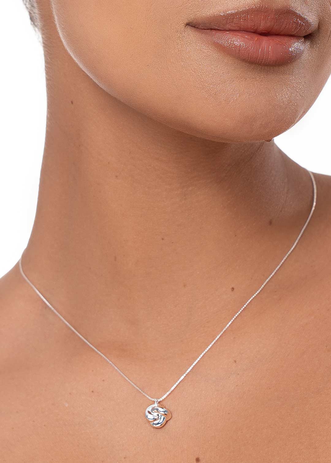 Colar com Pingente Nó Diamante Blend